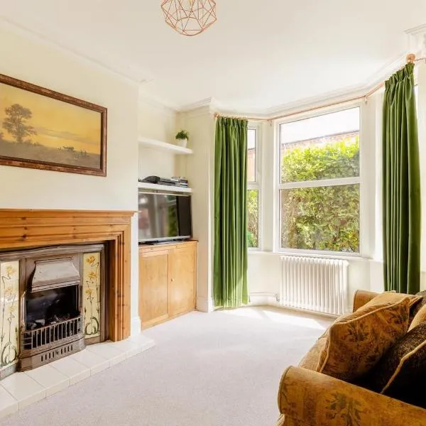 Contemporary Victorian Townhouse - walking distance to train station and Chester city centre, hotel in Chester