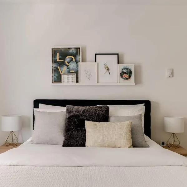 Sophisticated Long Beach Suite with Patio Dining and Parking NRP21-00185, hotel in Long Beach