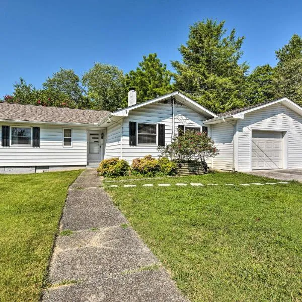 Oak Ridge Retreat with Porch Less Than 1 Mi to Downtown, hotel in Oak Ridge
