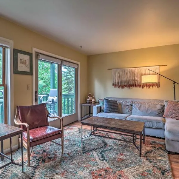 Lake Placid Gem with Patio and Views Less Than 1 Mi to Beach!, hotel v destinaci Lake Placid