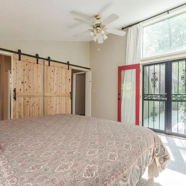 Secluded Oasis w Hot Tub, Screened-in Porch, WiFi!, ξενοδοχείο σε Berkeley Springs