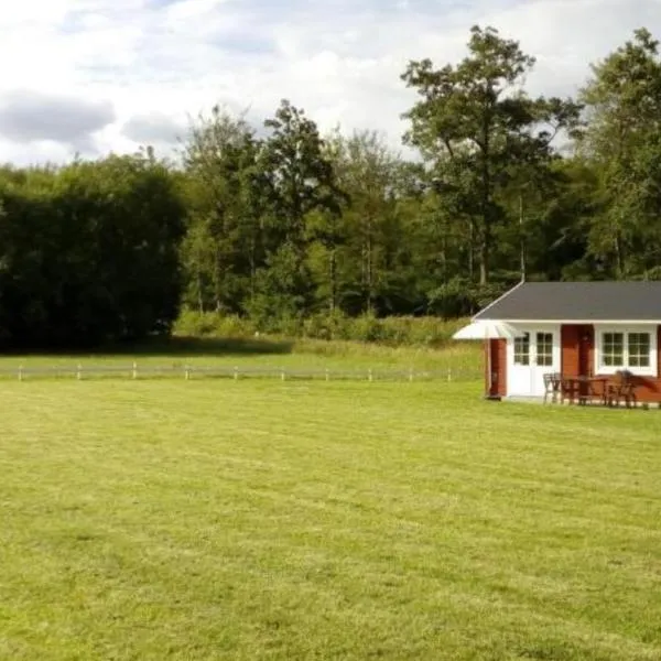 Cozy Cottage near lake, hotel v destinaci Hässleholm