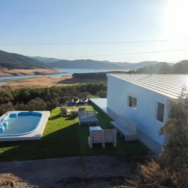 Casa en el lago.unmillondeestrellas, hotel in Villaharta