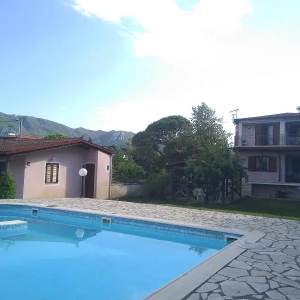 Villa Marinos - συγκρότημα με πισίνα, γήπεδο, τζακούζι, μπαρ, ψησταριά, hotel v destinaci Kamena Vourla