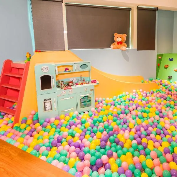 閣樂親子旅宿Kids Fun Hotel، فندق في ليودونغ