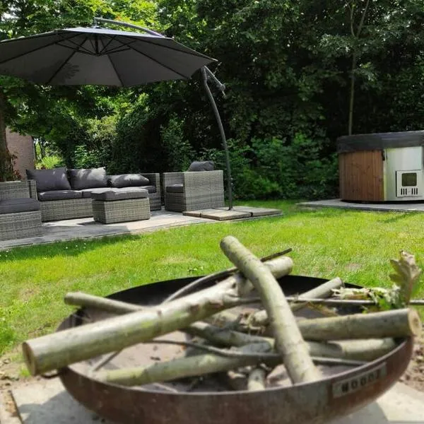 Vrijstaande 6 persoons Bungalow hottub en pizzaoven op vakantiepark, hotel in Ewijk