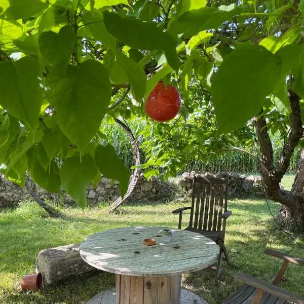 In the heart of artists's house, hotell i Thouars-sur-Garonne