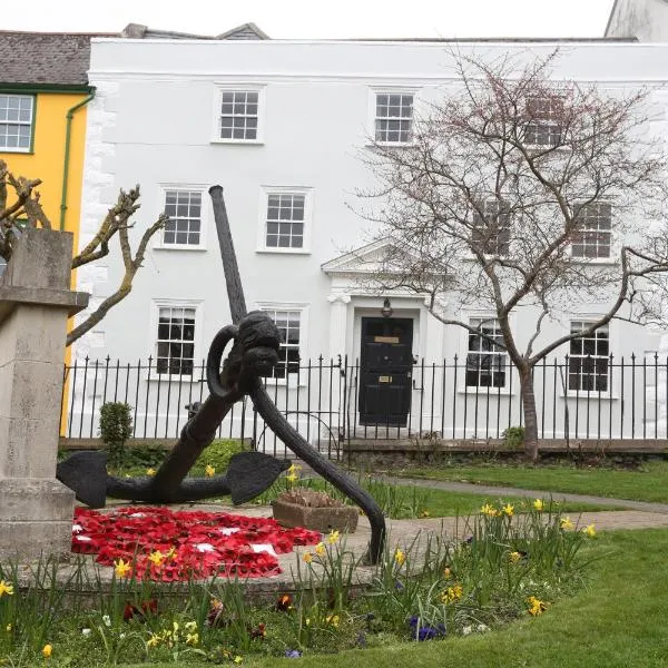 Duke of Monmouth penthouse luxury apartment, Lyme Regis, 3 bedroom, Hot tub, Garden, dog friendly, hotel v destinaci Lyme Regis