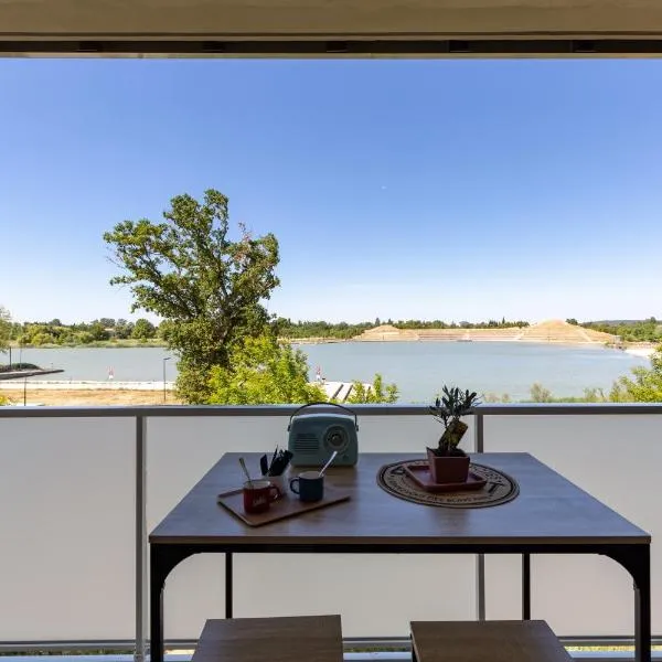 Provence, Studio climatisé, vue lac Spirou 400 metres, Avignon 15 mn, hotel di Monteux