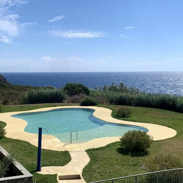 Incanto sul mare con enorme terrazza e piscina, מלון בצ'רבו