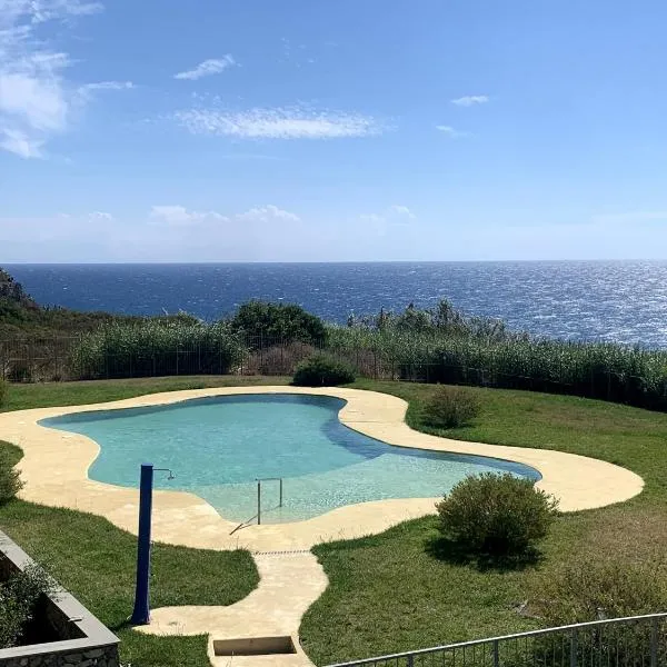 Incanto sul mare con enorme terrazza e piscina, hotel v destinácii Cervo
