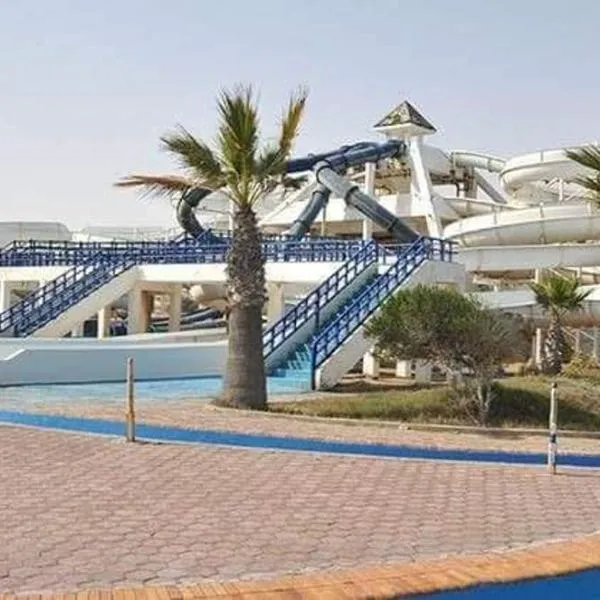 شاليه بقرية أندلسيه بمطروح يرى البحر, hotel sa Marsa Matruh