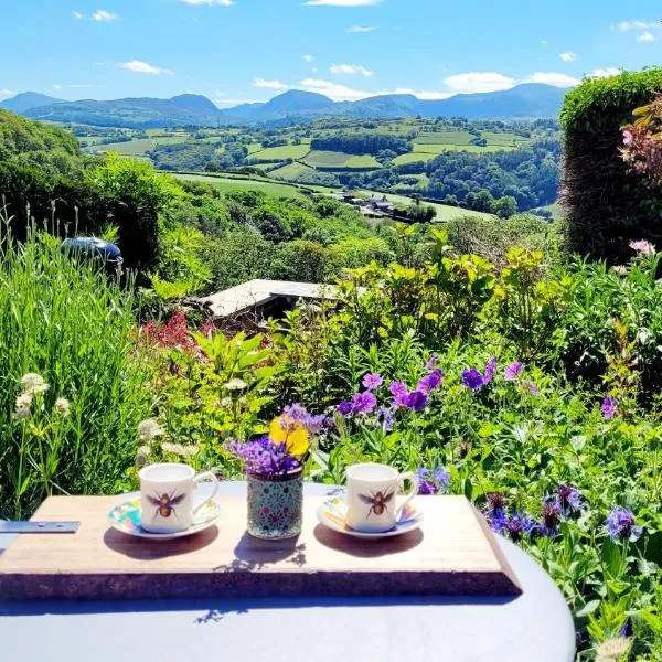 Ty Farm Retreat - Farmhouse Studio - Mountain View, hotel in Eglwys-Fâch