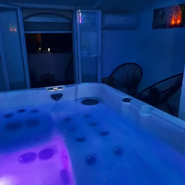 Maison avec jacuzzi: Saint-Mitre-les-Remparts şehrinde bir otel