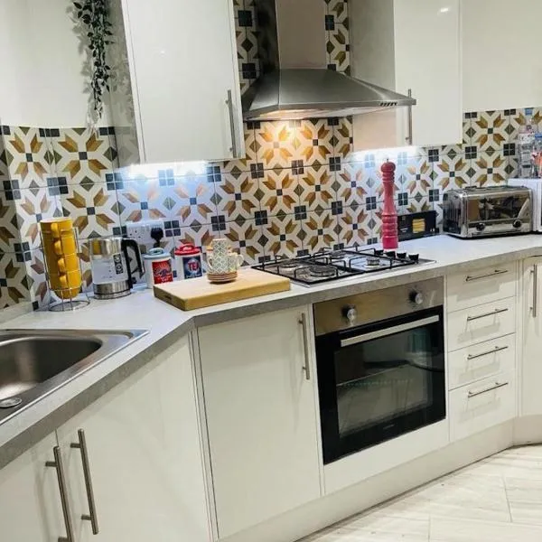 Bagshot PennyHill Camberley Ascot Luxury 2 Beds 1 Bath Sleeps 4 Pets OK Permit Parking, hotel in Bagshot