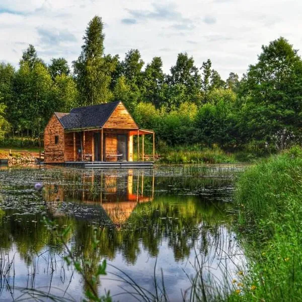 heather hut, off-grid cottage on a pond+2 ha, hotel v destinaci Darżkowo