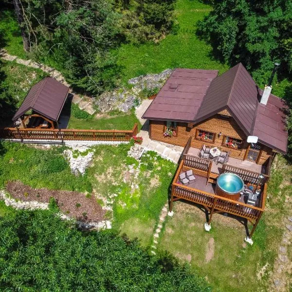 SOVIA WELLNESS CHATA s jacuzzi kaďou a saunou, Čingov, готель у місті Сміжани