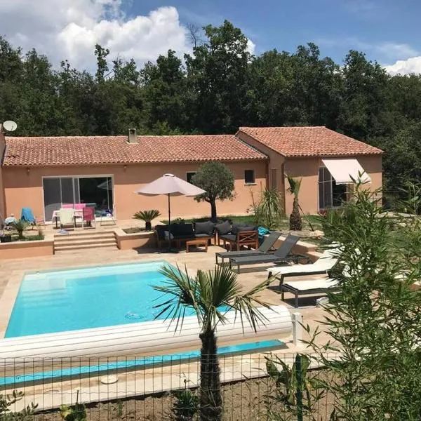 Logement attenant à une villa T2 avec terrasse ., hotel v destinácii Besse-sur-Issole