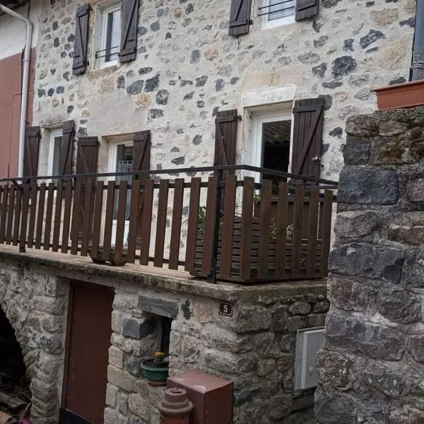 Maison en pierres au cœur d'un village Ardéchois, hotel in Pont-de-Labeaume