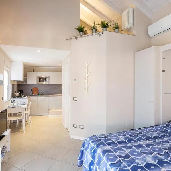 COME A CASA 19 - Romantic Studio, hotel v destinácii Massino Visconti
