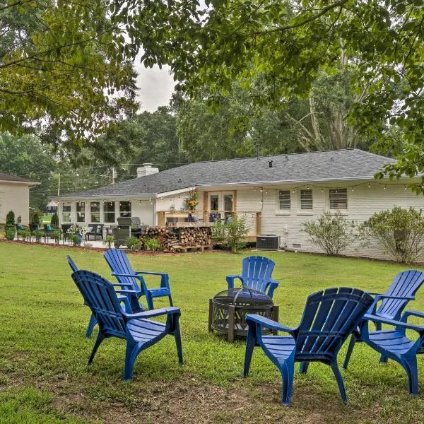 Walk to Dtwn Alpharetta Modern Home with Fire Pit, hotel ad Alpharetta