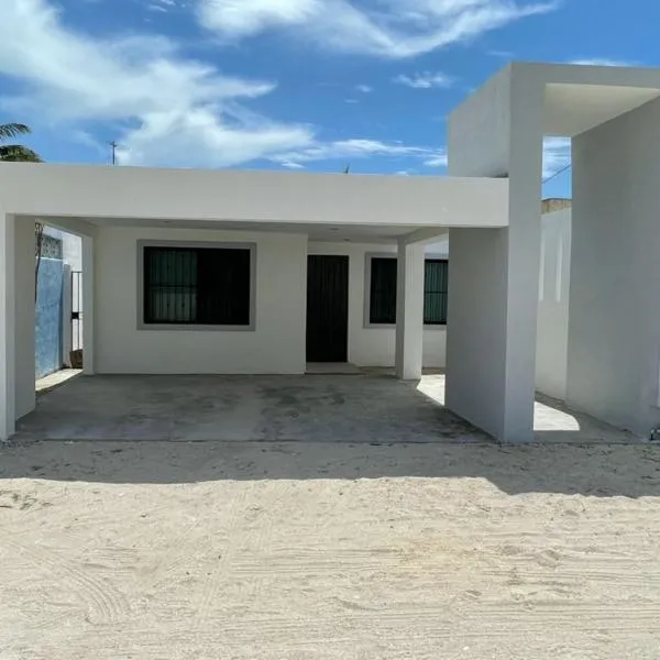 Casa con Piscina en Chixchulub a 100 m de la playa, hotel in San Benito