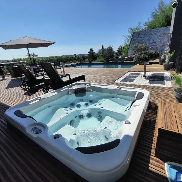 Piscine chauffée et Spa Jacuzzi Privatif Terrasse sans vis à vis ,,,Sky House Agen,,,, hotel in Agen
