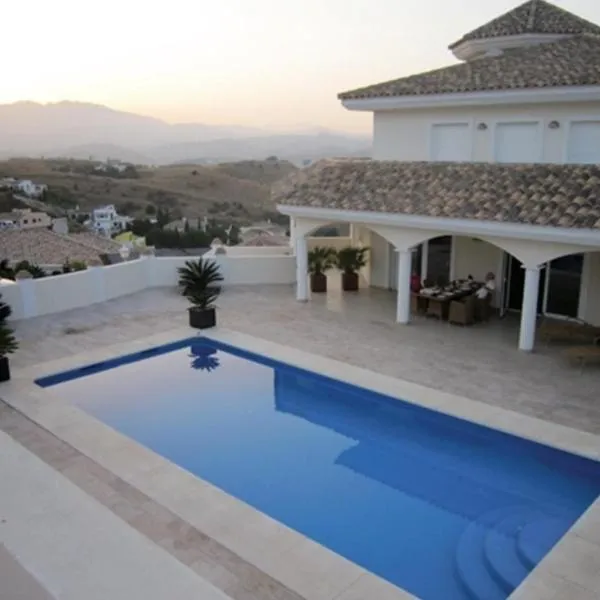 Luxurious villa in the sun, hotel v destinaci Mijas Costa