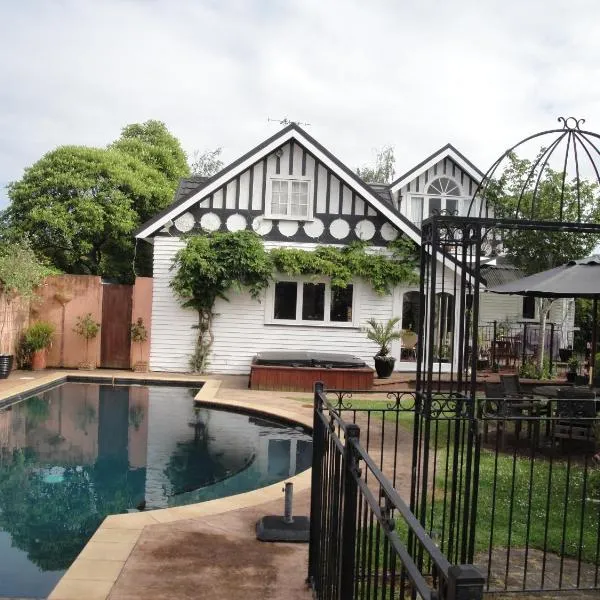 English Tudor House, hotel in Hamilton