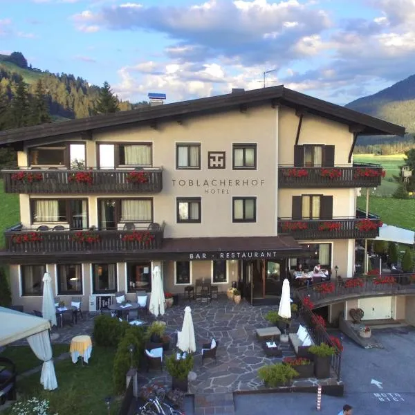 Hotel Toblacherhof, hotel in Tesido