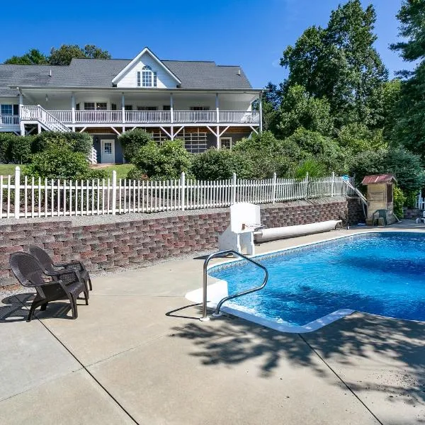 Brook Knoll · NEW! Beautiful Mtn Retreat w/Pool Near Asheville!, hotel en Mars Hill