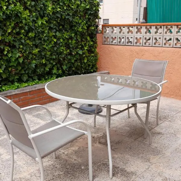 Apartamento con piscina y bonita terraza, hotel v destinaci Segur de Calafell