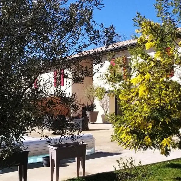 La résinière – hotel w mieście Salles