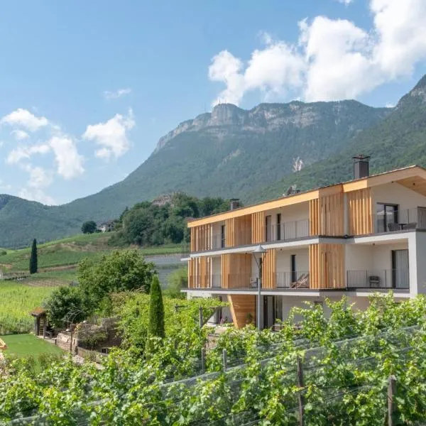 Villa Montis Exclusive Holiday Apartments in Eppan with Spectacular Views of Dolomites and Bolzano Area, hotel en Appiano sulla Strada del Vino
