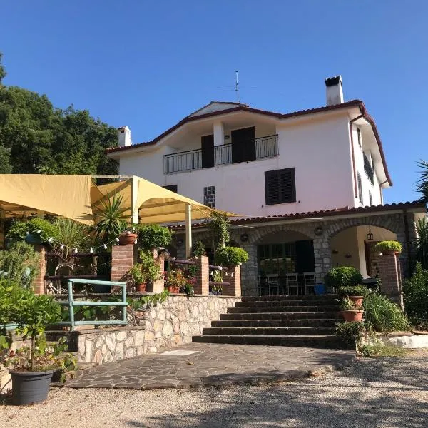Casa di Rebecca، فندق في إيتري