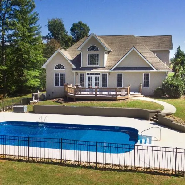 Newly Renovated Luxurious home w/ Pool, Hot Tub & Entertainment Hub | 20 Mins to Downtown AVL, viešbutis mieste Leicester