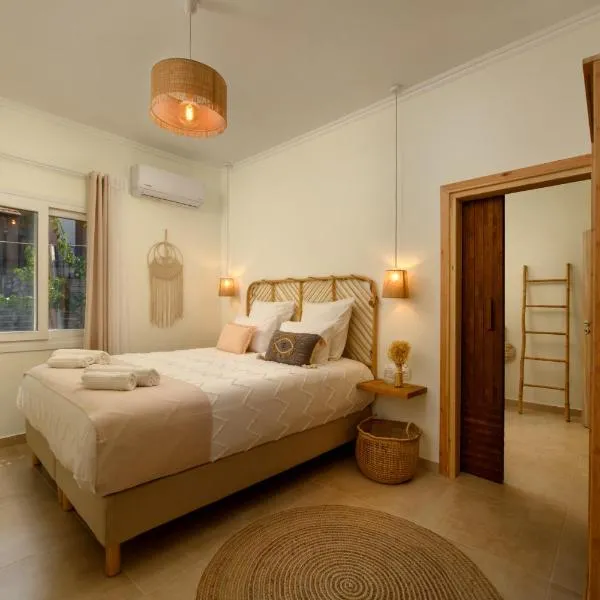 La Maisonette House in the Heart of Liapades Close to Rovinia Beach & Paleokastritsa, hotelli Liapadesissa