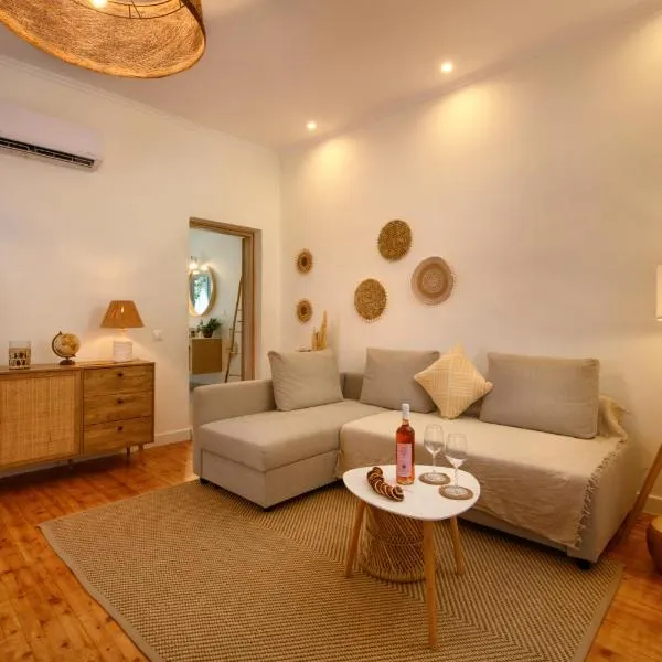 La Maisonette House in the Heart of Liapades Close to Rovinia Beach & Paleokastritsa、リアパデスのホテル