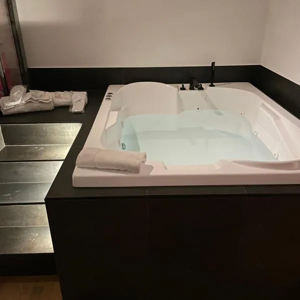 Royalroom2.0-relaxing spa & luxury apartments, hotel in Lido di Ostia