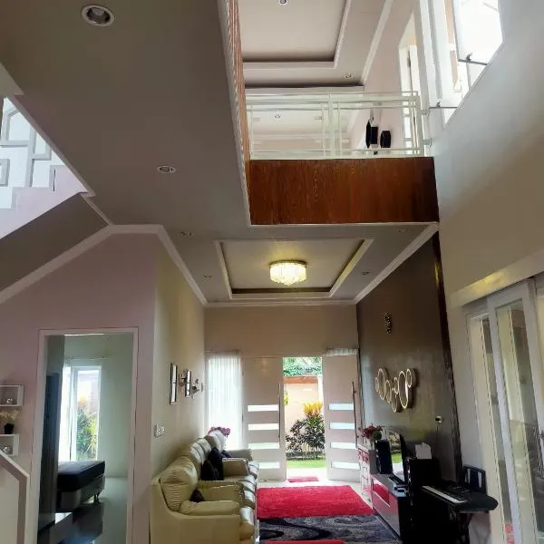 Villa keluarga Pandansari、マランのホテル