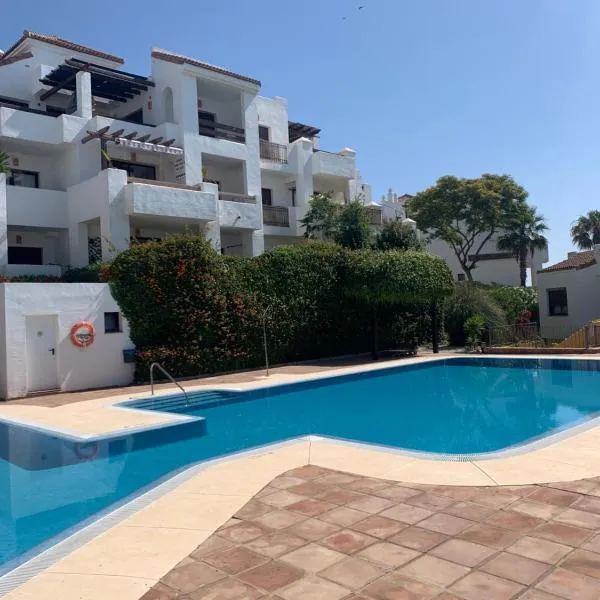 Quiet Family Apartment, 4 Pools, Close To The Beach And Golf, La Marina Alcaidesa, hotelli kohteessa Alcaidesa