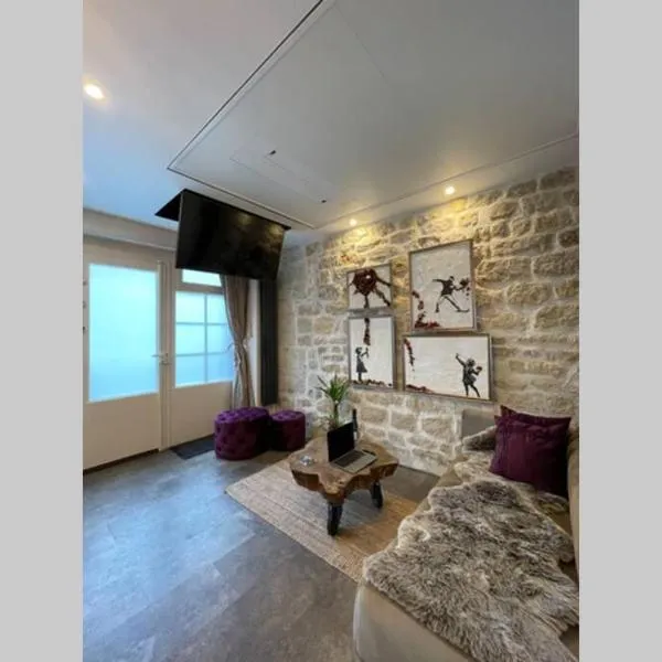 Tiny Gallery Paris Gare Montparnasse