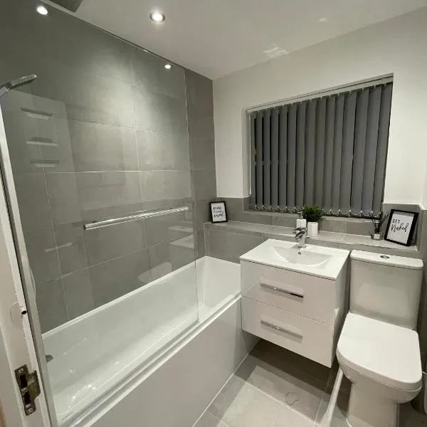 Modern 2 bed house Cannock Perfect for contractors Business Travellers Short Stays Driveway for 2 vehicles Close to M6 M54 i54 A5 A38 McArthur Glen Designer Outlet, hotel v destinaci Cannock