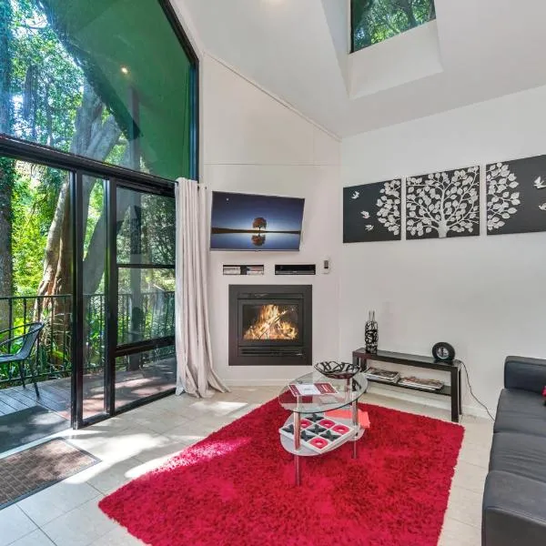 Linger a While Chalet on Gallery Walk with Spa, Fireplace, WiFi & Netflix, hotel in Mount Tamborine
