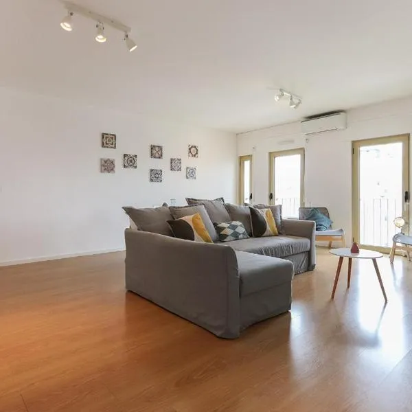 Modern & Bright Avenidas Novas by Homing