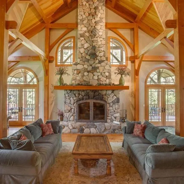 Snowgrass Lodge - River, Mountain Views & Hot tub, hotel v destinaci Leavenworth