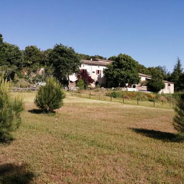 Gîtes La ferme accrochée à la colline, viešbutis mieste Lagorce