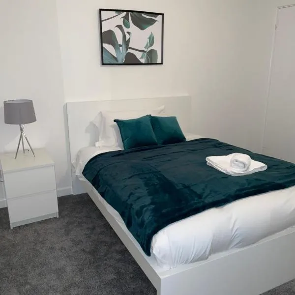 캐녹에 위치한 호텔 Cannock, Modern 2 bed house, Perfect for contractors, Business Travellers, Short Stays, Driveway for 2 vehicles, Close to M6, M54/i54, A5.A38. McArthur Glen Designer Outlet