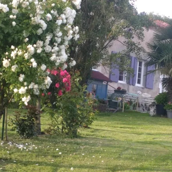 Maison de campagne à la ferme, hotel in Nabinaud