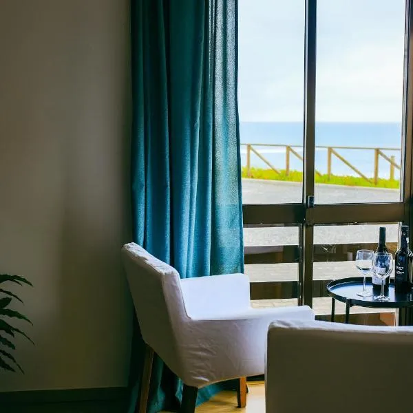 Enjoy VIEW apartment - ocean, surf, beach, eat & work, Hotel in Atouguia da Baleia